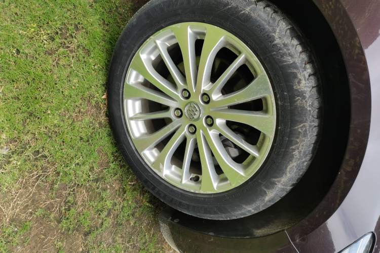Used Buick LaCrosse 2016 Revised Version 28T Elite Edition Right Front Wheel Hub