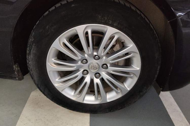 Used Buick LaCrosse 2016 20T Luxury Model Right Front Wheel Hub