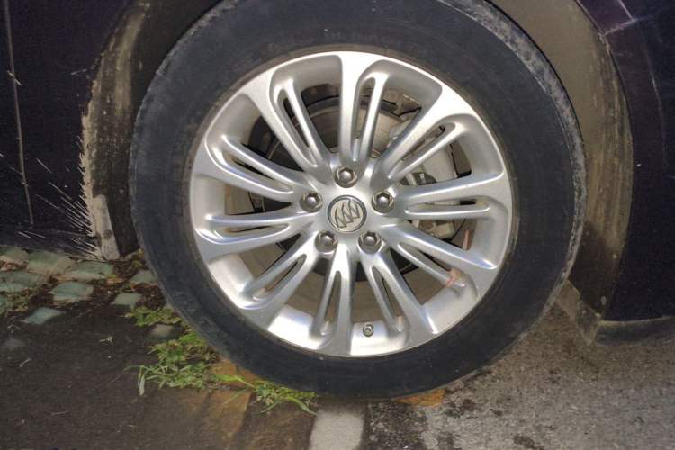 Used Buick LaCrosse 2016 20T Luxury Model Right Front Wheel Hub