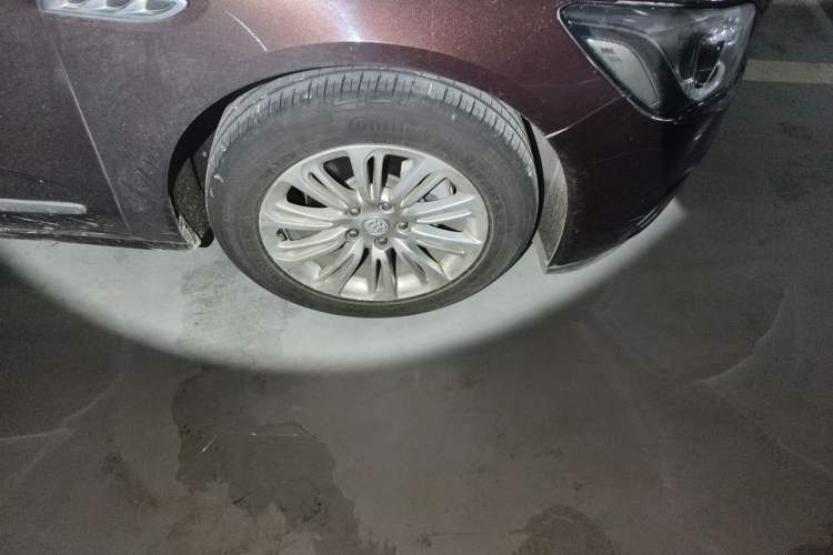 Used Buick LaCrosse 2016 20T Elite Edition Right Front Wheel Hub