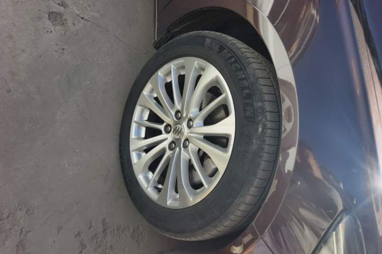 Used Buick LaCrosse 2016 28T Luxury Version Right Front Wheel Hub