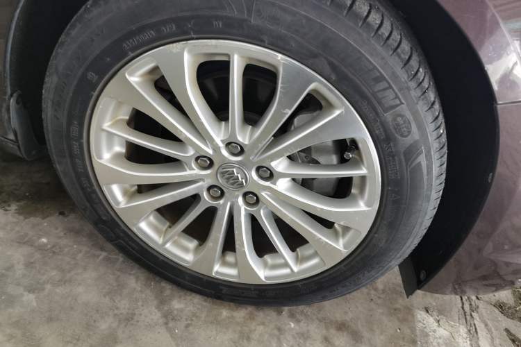 Used Buick LaCrosse 2016 28T Luxury Version Right Front Wheel Hub