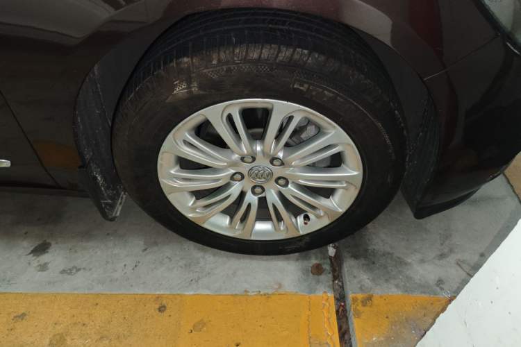 Used Buick LaCrosse 2016 20T Elite Edition Right Front Wheel Hub