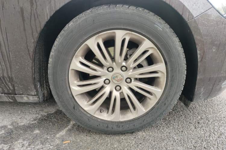 Used Buick LaCrosse 2016 20T Luxury Model Right Front Wheel Hub