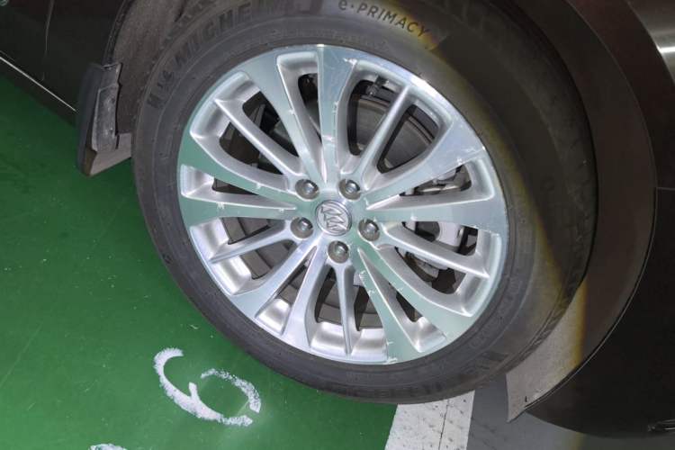 Used Buick LaCrosse 2016 28T Luxury Version Right Front Wheel Hub