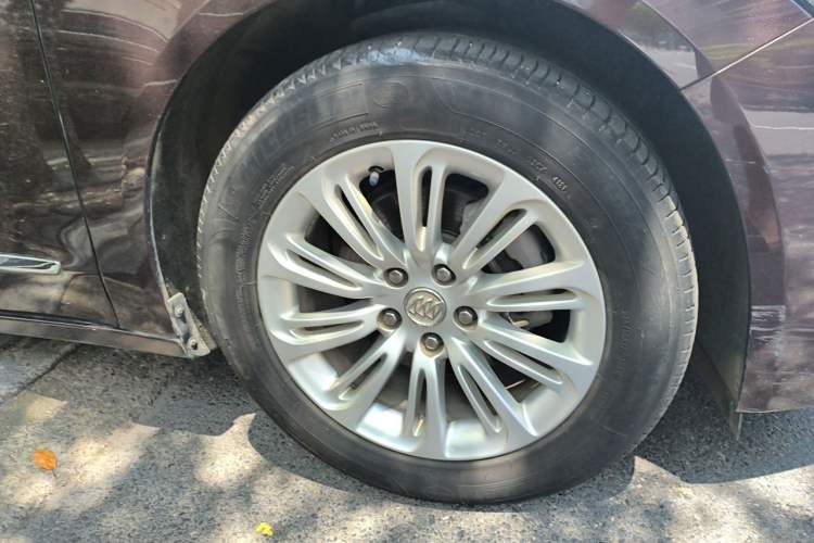 Used Buick LaCrosse 2016 20T Elite Edition Right Front Wheel Hub