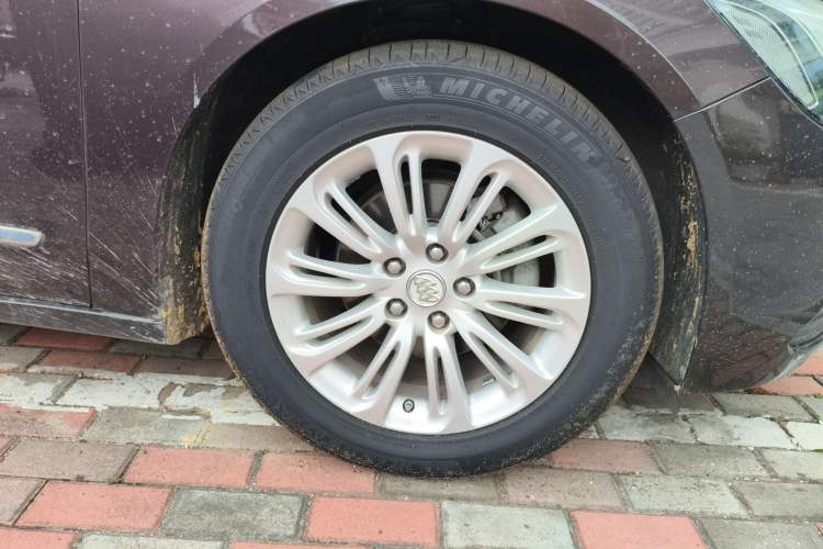 Used Buick LaCrosse 2016 20T Luxury Model Right Front Wheel Hub