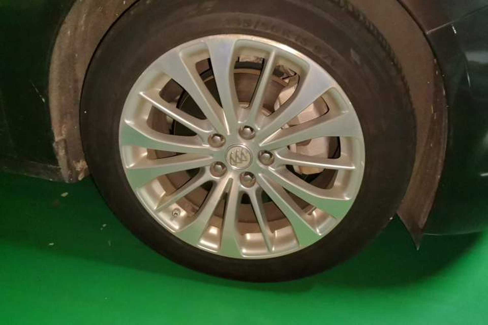 Used Buick LaCrosse 2016 28T Luxury Version Right Front Wheel Hub