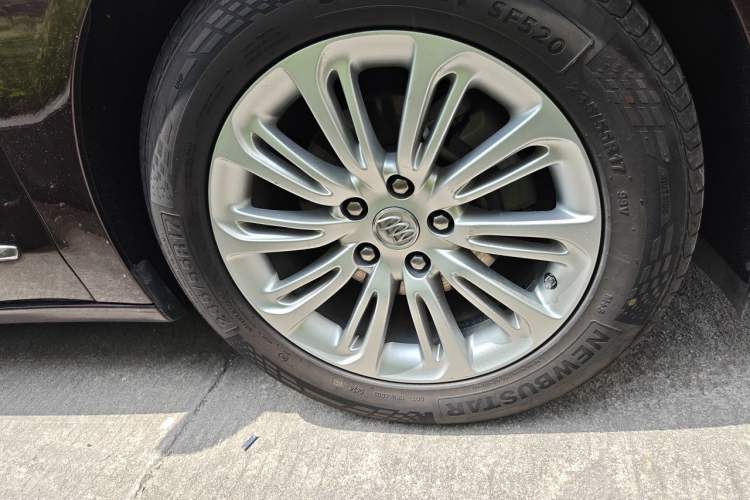 Used Buick LaCrosse 2016 20T Elite Edition Right Front Wheel Hub
