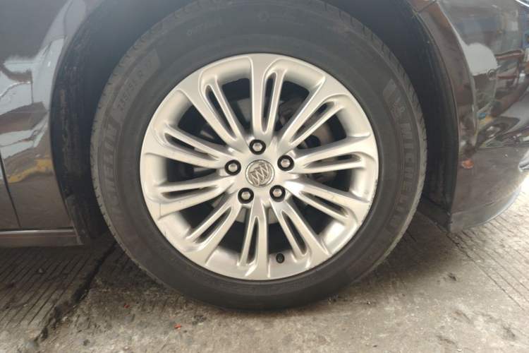 Used Buick LaCrosse 2016 20T Luxury Model Right Front Wheel Hub