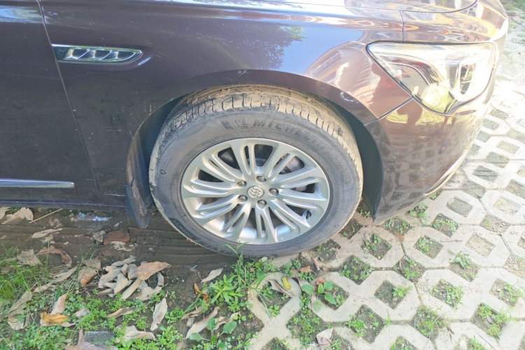Used Buick LaCrosse 2016 20T Elite Edition Right Front Wheel Hub