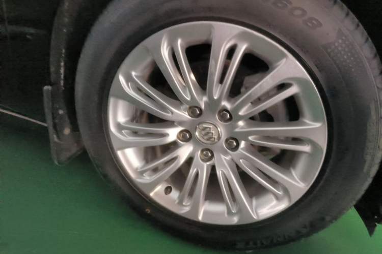 Used Buick LaCrosse 2016 20T Elite Edition Right Front Wheel Hub