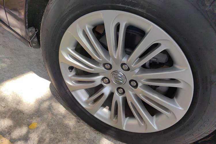 Used Buick LaCrosse 2016 20T Elite Edition Right Front Wheel Hub
