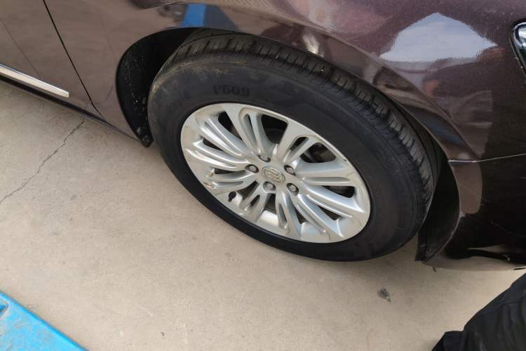 Used Buick LaCrosse 2016 20T Elite Edition Right Front Wheel Hub