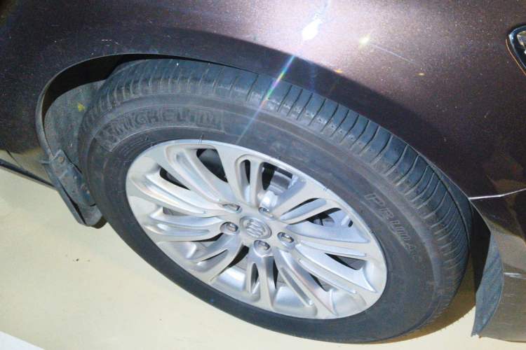 Used Buick LaCrosse 2016 20T Luxury Model Right Front Wheel Hub