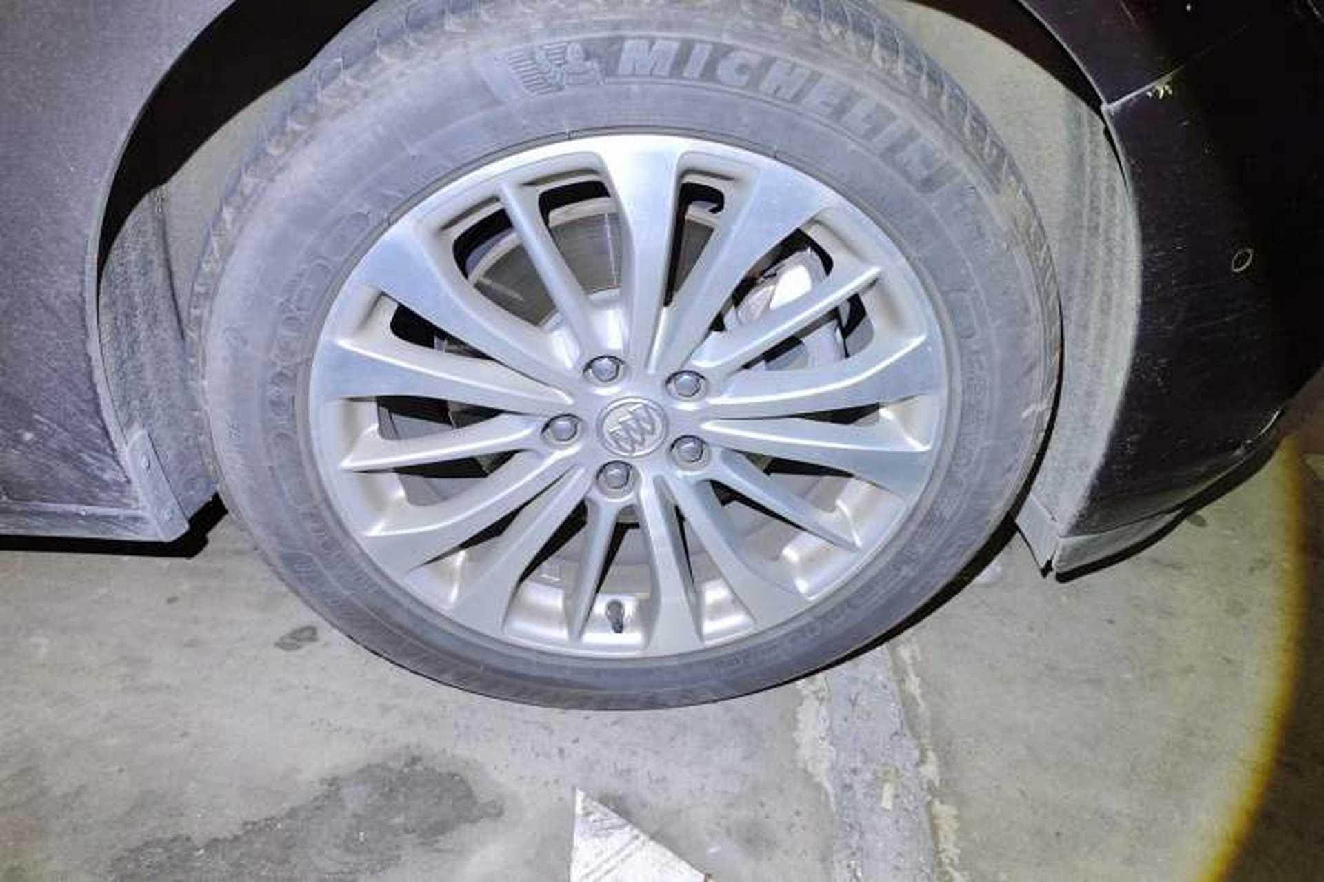 Used Buick LaCrosse 2016 Revised Version 28T Elite Edition Right Front Wheel Hub