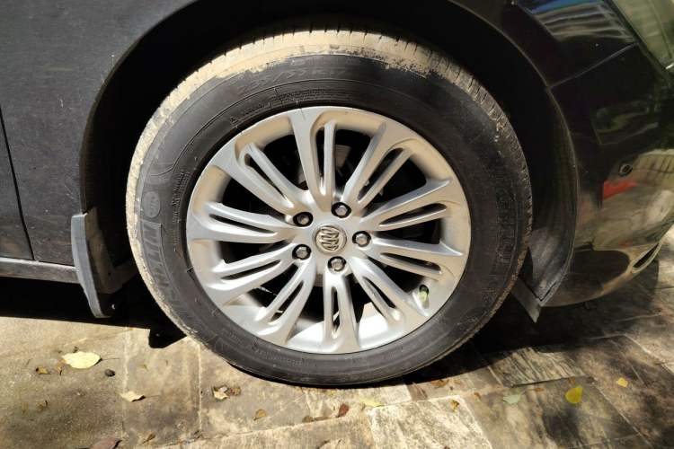 Used Buick LaCrosse 2016 20T Elite Edition Right Front Wheel Hub