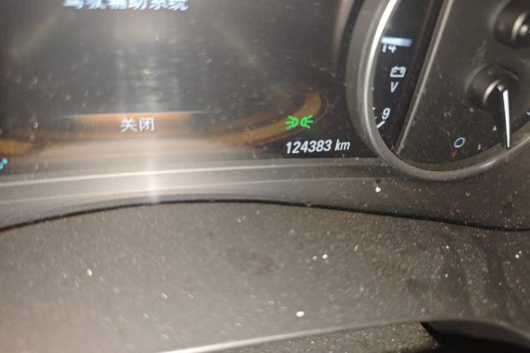 Used Buick LaCrosse 2016 28T Flagship Model Odometer Close Up