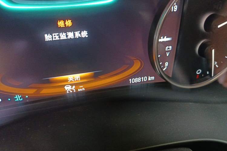 Used Buick LaCrosse 2016 28T Flagship Model Odometer Close Up