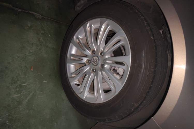 Used Buick LaCrosse 2016 20T Luxury Model Right Front Wheel Hub