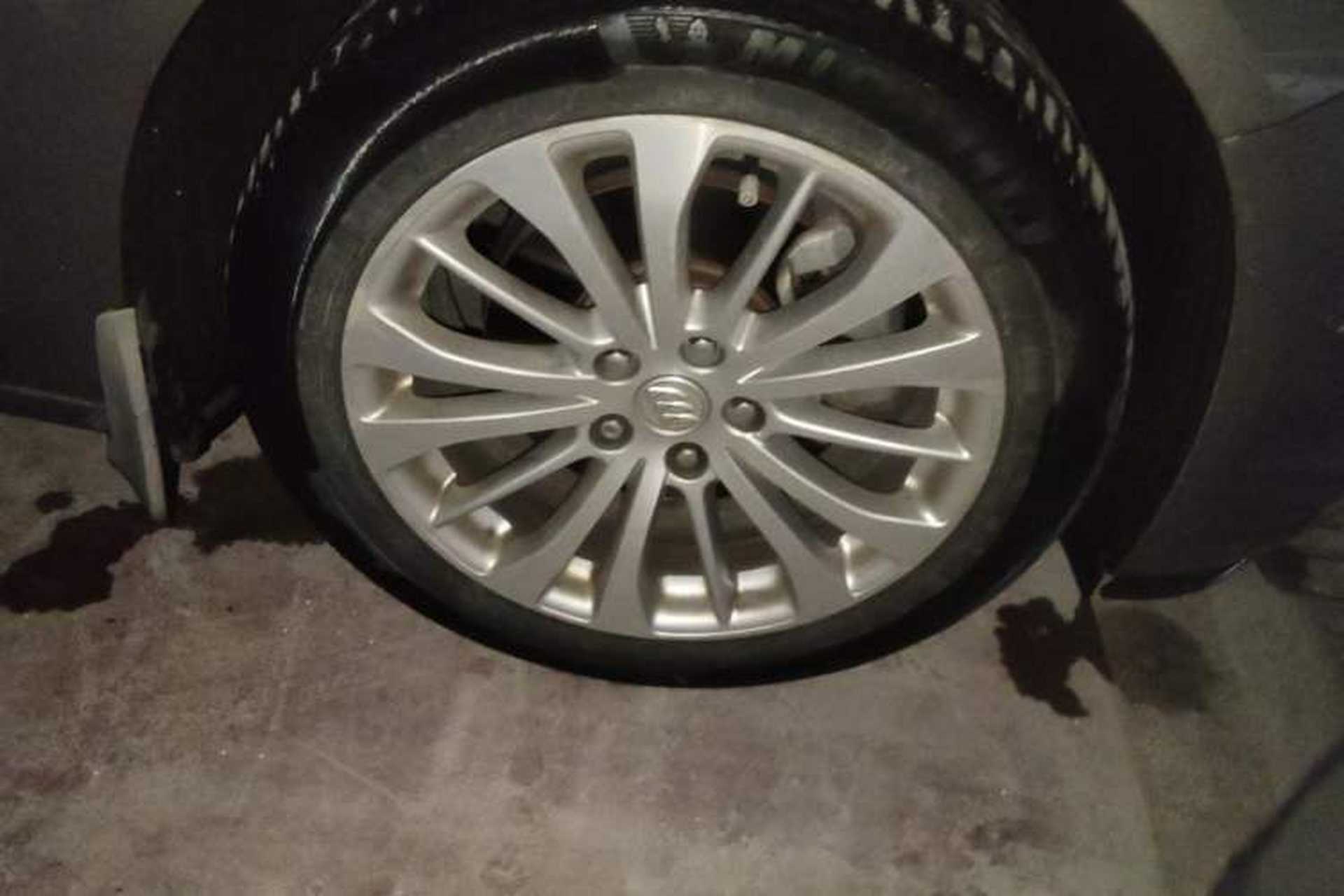 Used Buick LaCrosse 2016 28T Premium Edition Right Front Wheel Hub