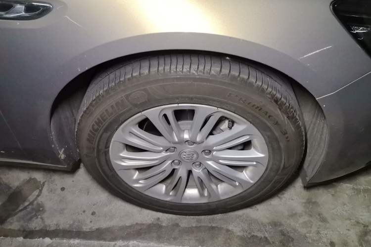 Used Buick LaCrosse 2016 20T Luxury Model Right Front Wheel Hub