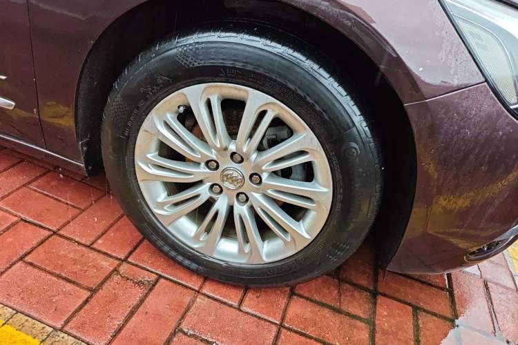 Used Buick LaCrosse 2016 20T Elite Edition Right Front Wheel Hub