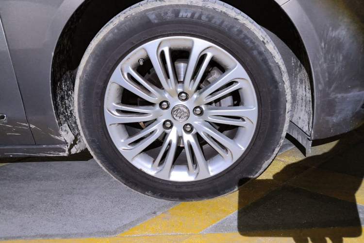 Used Buick LaCrosse 2016 20T Elite Edition Right Front Wheel Hub