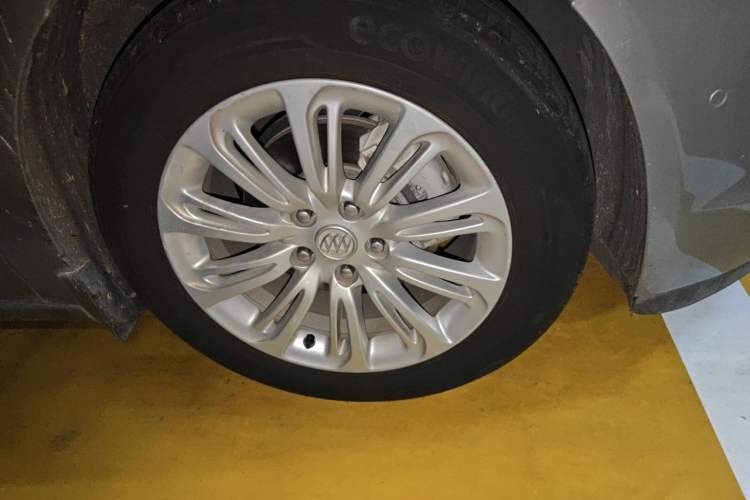 Used Buick LaCrosse 2016 20T Luxury Model Right Front Wheel Hub