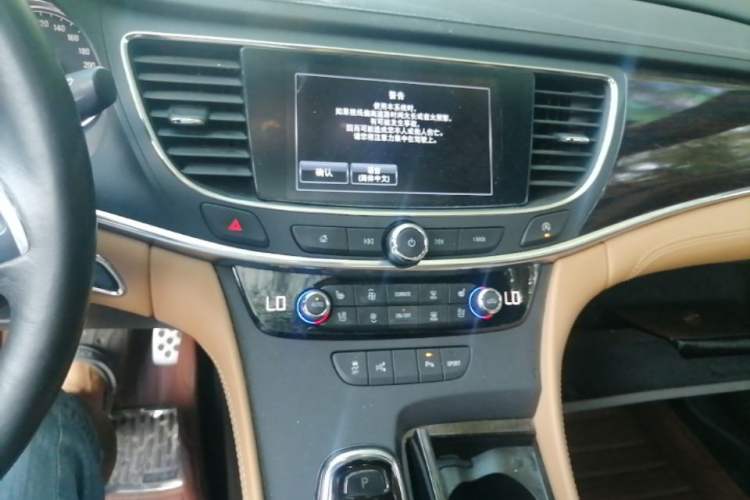 Used Buick LaCrosse 2016 28T Premium Edition Audio And AC Panel