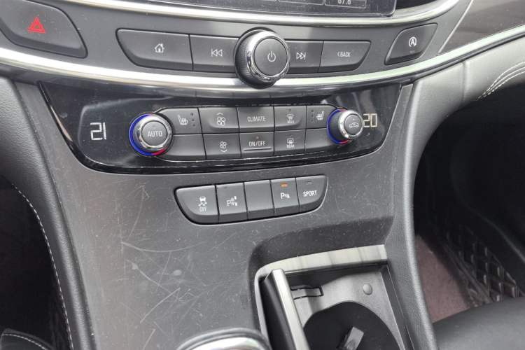 Used Buick LaCrosse 2016 28T Luxury Version Audio And AC Panel