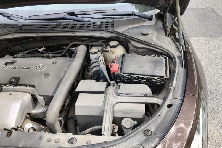 Used Buick LaCrosse 2016 28T Luxury Version Engine Bay Left