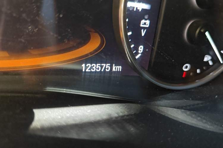 Used Buick LaCrosse 2016 28T Luxury Version Odometer Close Up