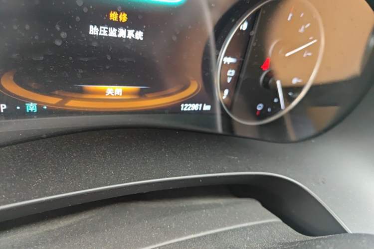 Used Buick LaCrosse 2016 20T Luxury Model Odometer Close Up