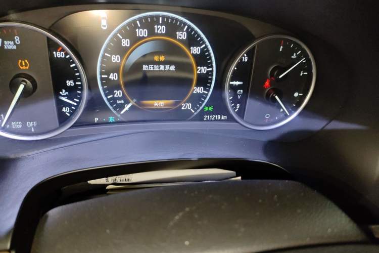 Used Buick LaCrosse 2016 28T Luxury Version Odometer Close Up