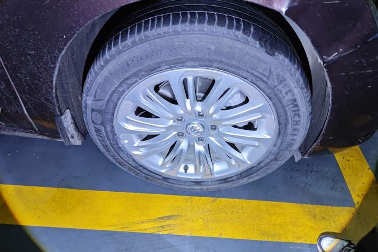 Used Buick LaCrosse 2016 20T Elite Edition Right Front Wheel Hub