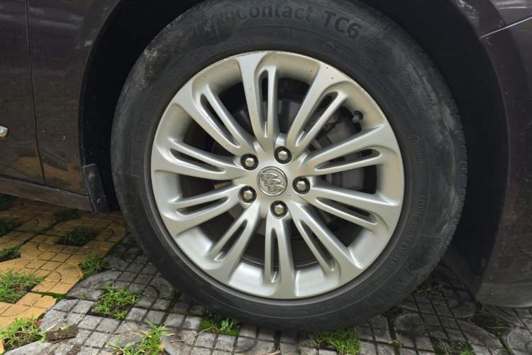 Used Buick LaCrosse 2016 20T Elite Edition Right Front Wheel Hub
