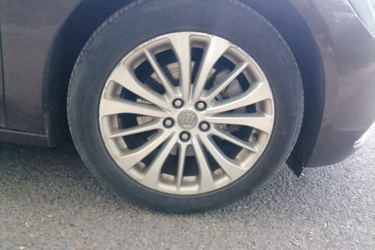 Used Buick LaCrosse 2016 28T Premium Edition Right Front Wheel Hub