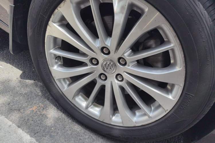 Used Buick LaCrosse 2016 28T Luxury Version Right Front Wheel Hub