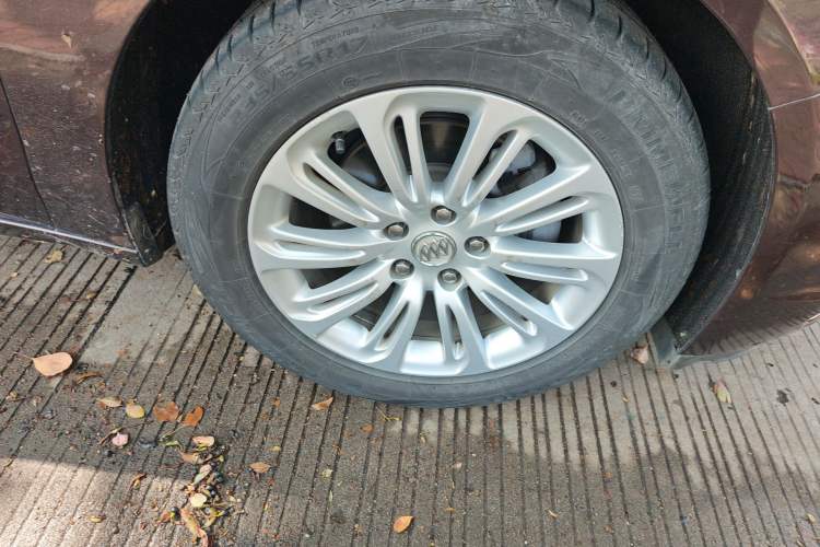 Used Buick LaCrosse 2016 20T Luxury Model Right Front Wheel Hub