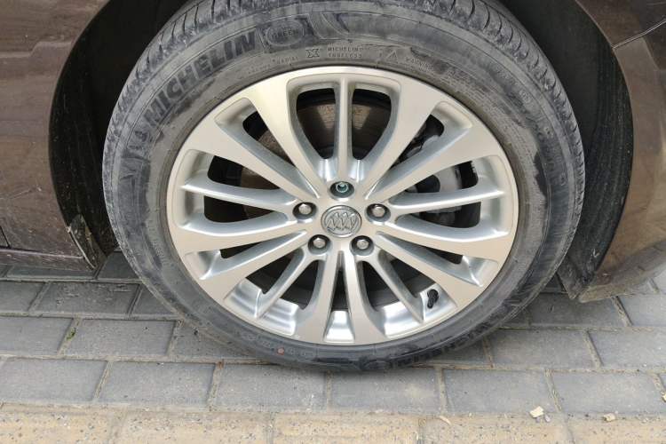Used Buick LaCrosse 2016 28T Luxury Version Right Front Wheel Hub