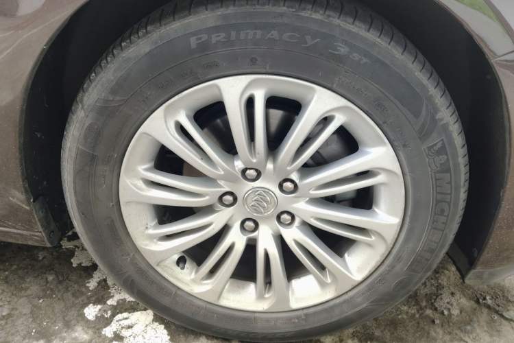 Used Buick LaCrosse 2016 20T Leading Model Right Front Wheel Hub