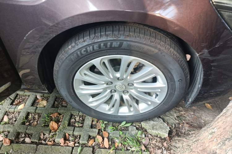 Used Buick LaCrosse 2016 20T Elite Edition Right Front Wheel Hub