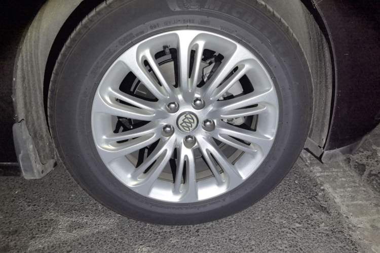 Used Buick LaCrosse 2016 20T Elite Edition Right Front Wheel Hub