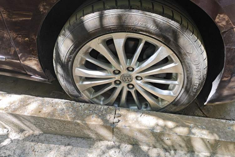 Used Buick LaCrosse 2016 28T Luxury Version Right Front Wheel Hub