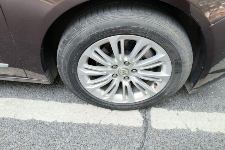Used Buick LaCrosse 2016 20T Luxury Model Right Front Wheel Hub