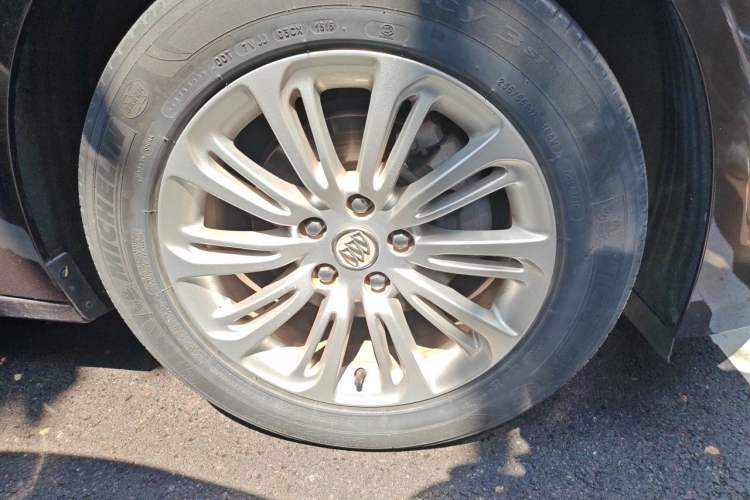 Used Buick LaCrosse 2016 20T Leading Model Right Front Wheel Hub