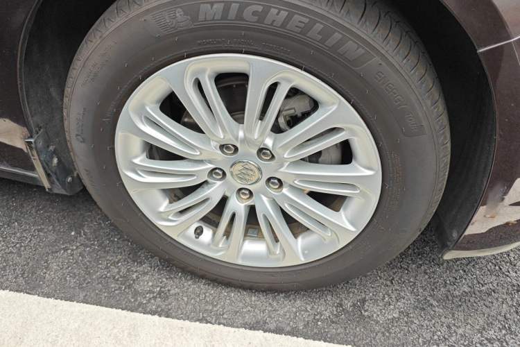 Used Buick LaCrosse 2016 20T Elite Edition Right Front Wheel Hub