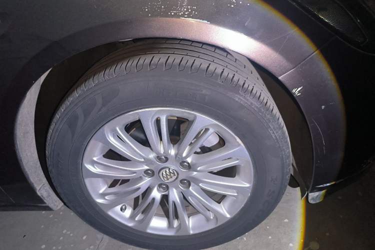 Used Buick LaCrosse 2016 20T Leading Model Right Front Wheel Hub