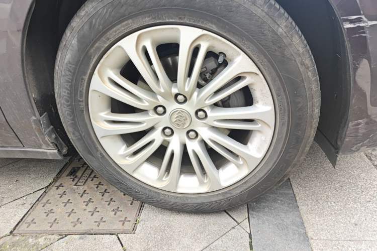 Used Buick LaCrosse 2016 20T Luxury Model Right Front Wheel Hub
